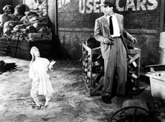 Fred MacMurray encounters the genie who will grant MacMurray's wish to join the army and fight in World War II.